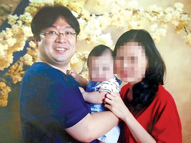 “Tôi không có tiền sang nước khác để tìm con, nhưng tôi sẽ cố gắng kiếm tiền và tôi tin mình sẽ tìm được con” - K. nói. Trong ảnh: K. cùng “chồng” và con những tháng ngày hạnh phúc