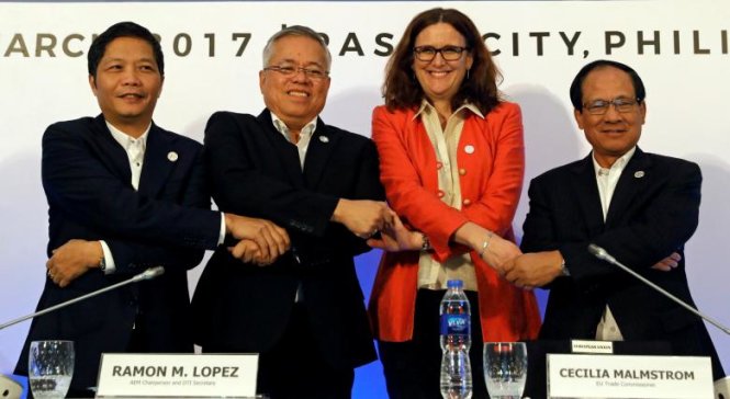 Từ trái sang: Bộ trưởng Bộ Công thương Việt Nam Trần Tuấn Anh, Chủ tịch AEM Ramon Lopez, Ủy viên thương mại EU Cecilia Malmstrom và Tổng thư ký ASEAN Lê Lương Minh tại cuộc họp AEM - EU ở Philippines ngày 10-3 - Ảnh: Reuters