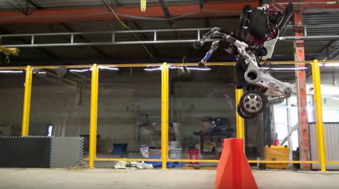 Robot có thể nhảy qua chướng ngại với độ cao lên đến 1,2m, tương đương vận động viên bóng rổ nhà nghề Mỹ NBA - Ảnh chụp từ clip