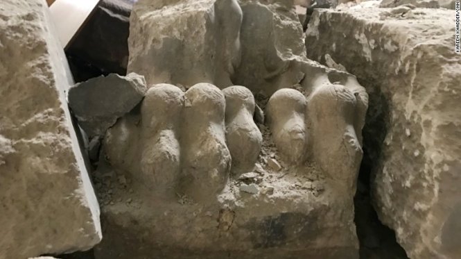 Những gì còn lại sau khi bị phá hủy của bức tượng Lamassu, bức tượng con bò đực có cánh hơn 2.500 tuổi - Ảnh: CNN