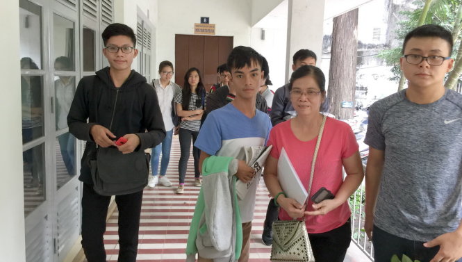 Sinh viên và phụ huynh đến Cơ quan đại diện Bộ GD-ĐT tại TP.HCM gửi đơn kêu cứu. Ảnh: M.G