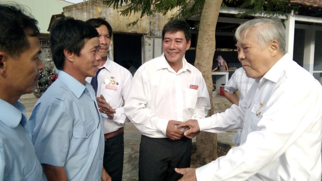 Các cựu binh Trường Sa hỏi thăm sức khỏe anh hùng lực lượng vũ trang Hồ Đắc Thạnh,thuyền trưởng tàu Không số trong kháng chiến chống đế quốc Mỹ - Ảnh: KIM THỦY