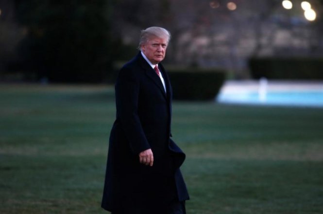 Ông Trump bước xuống Marine One để trở về Nhà Trắng - Ảnh: Reuters