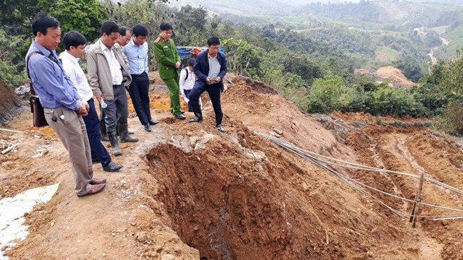 Đoàn công tác Bộ Tài nguyên - môi trường kiểm tra hiện trường khu vực khai thác quặng của Xí nghiệp thiếc Suối Bắc, huyện Quỳ Hợp (Nghệ An) vào trưa 15-3 - Ảnh: D.HÒA