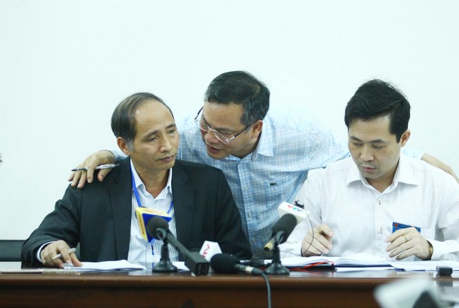 Ông Nguyễn Hữu Thành Phó chủ tịch UBND tỉnh Bắc Ninh, ông Nguyễn Văn Long - Phó giám đốc Công an tỉnh và ông Trịnh Hữu Hùng Chánh văn phòng UBND tỉnh Bắc Ninh trao đổi trong buổi họp báo vào chiều 16-3 tại UBND tỉnh Bắc Ninh - Ảnh: NGUYỄN KHÁNH