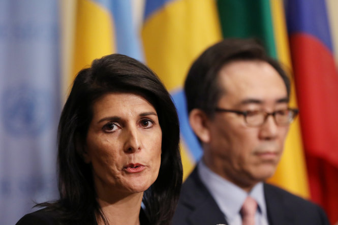 Bà Nikki Haley, đại sứ Mỹ tại LHQ đang phát biểu trong khi đại sứ Hàn Quốc tại LHQ Cho Tae-yul đứng cạnh đó tại trụ sở LHQ ở New York - Ảnh: Reuters