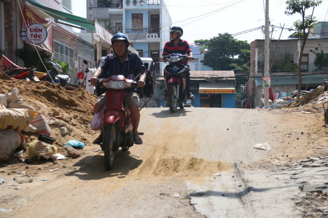 Con dốc cao khiến người dân đi lại khó khăn - Ảnh: T.LONG