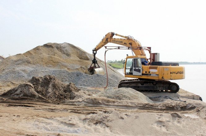 Cát được khai thác trên sông Cầu (Bắc Ninh) tập kết lên bờ 