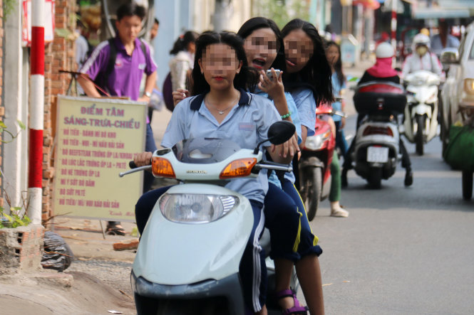 Nữ sinh một trường THCS Quận Bình Thạnh TP.HCM chở ba, không mũ bão hiểm