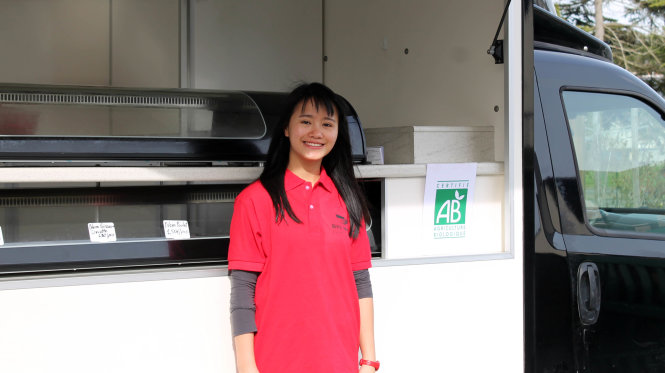 Đoàn Thị Hạnh bên chiếc xe tải chở món ăn Việt Nam làm từ nguyên liệu hữu cơ tại Bretagne (Pháp) - Ảnh: NVCC
