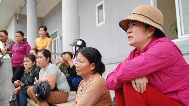 Người nhà thẩn thờ ngồi chờ cơ quan điều tra khám nghiệm pháp y tìm nguyên tử vong của sản phụ Tám sáng 17-3 - Ảnh: Quốc Nam