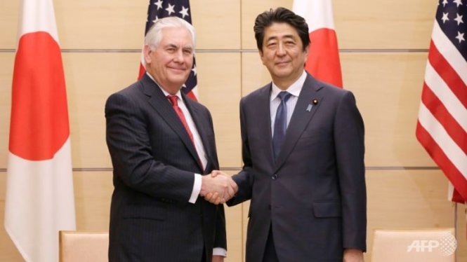 Ngoại trưởng Mỹ Rex Tillerson (trái) thực hiện chuyến công du châu Á đầu tiên giữa cuộc khủng hoảng ngoại giao - Ảnh: AFP