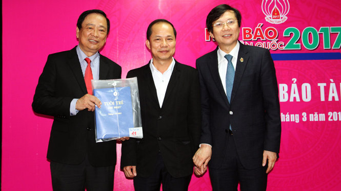 Ông Lê Xuân Trung, phó Tổng biên tập Báo Tuổi Trẻ hiến tặng Bảo tàng Báo chí VN nhiều tư liệu quý