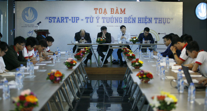 Sinh viên lắng nghe quan điểm, chia sẻ của các chuyên gia tại tọa đàm - Ảnh: Nam Trần