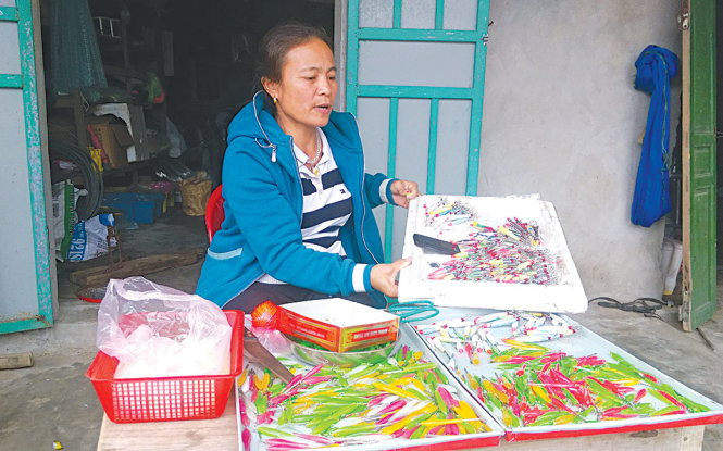 Bà Bùi Thị Tỵ (xã Cẩm Nhượng, huyện Cẩm Xuyên, Hà Tĩnh) chuyên buôn bán ngư cụ chưa được kê khai nhận tiền đền bù, trong khi có những người không liên quan gì đến nghề biển thì được nhận tiền đền bù Ảnh: văn định