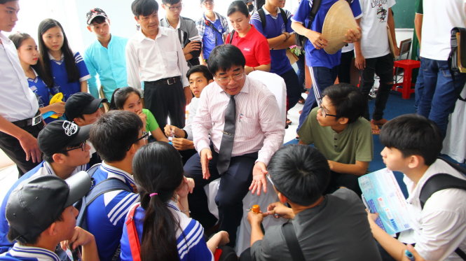Thí sinh vây quanh thầy giáo trong ban tư vấn Chương trình tư vấn tuyển sinh-hướng nghiệp 2017 - Ảnh: Chí Quốc