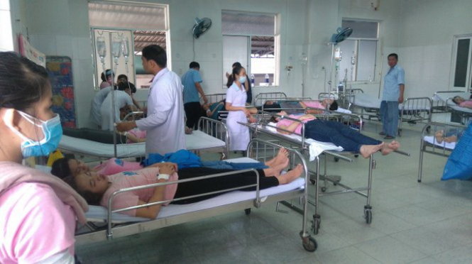 Công nhân một công ty bị ngất khi đang làm việc - Ảnh: LÊ TRUNG