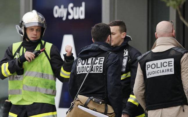 Các nhà điều tra đến hiện trường vụ nổ súng tại sân bay Orly gần Paris - Ảnh: Reuters