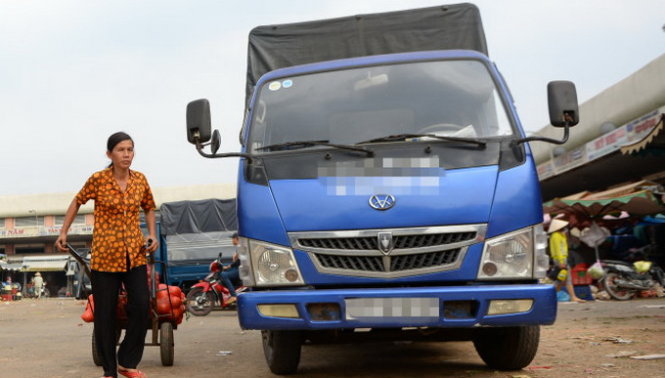 Nhiều DN than khó vì phải đăng ký kinh doanh bổ sung ngành nghề vận tải để được cấp phù hiệu cho xe tải - 
Ảnh: Hữu Khoa