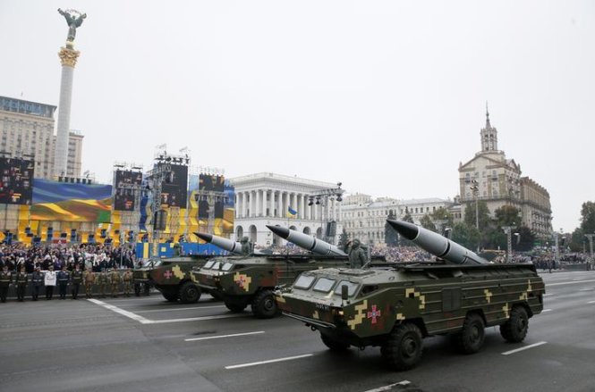 Giàn phóng tên lửa di động OTR-21 Tochka-U của Ukraine tham gia lễ duyệt binh mừng ngày Quốc khánh của Ukraine tại trung tâm thủ đô Kiev, Ukraine ngày 24-8-2016 - Ảnh: Reuters