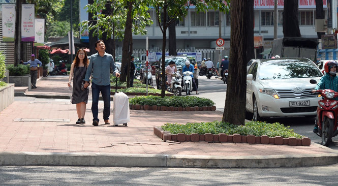 Đường Nguyễn Văn Chiêm (Q.1, TP.HCM) có vỉa hè rộng được chọn làm khu ẩm thực cho người bán hàng rong mua bán - Ảnh: Tự Trung