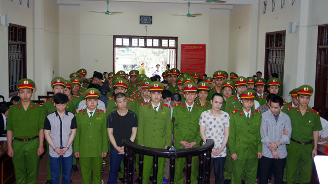 Các bị cáo nghe HĐXX tuyên án chiều nay 21-3 - Ảnh: Mạnh Hùng
