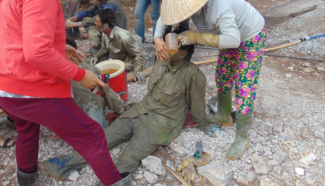 Hiện trường vụ sập giàn giáo làm bảy người bị thương và những người bị tai nạn được đưa đi cấp cứu - Ảnh: Đ.Hà