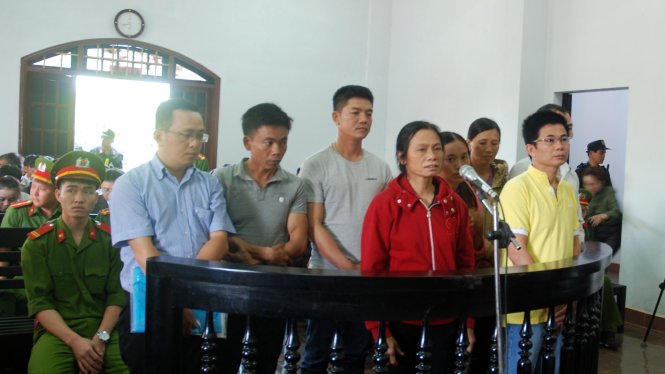 Trần Minh Lợi (áo vàng) và các bị cáo có mặt tại phiên toà sáng nay - Ảnh: B.D