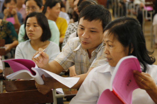 Đại biểu các trường THPT trao đổi thông tin tài liệu về tập huấn công tác coi thi kỳ thi THPT quốc gia năm 2017, do Sở GD-ĐT TP.HCM tổ chức sáng 21-3 - Ảnh: Như Hùng