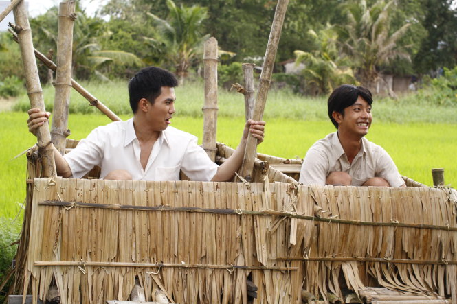 Will (trái vai Năm Triều trẻ) và Đình Hiếu (Tư Lành) trong một phân đoạn hài hước gợi nhớ kỉ niệm ngày xưa - Ảnh: ĐPCC