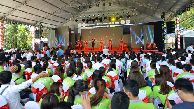 Rất đông các doanh nghiệp đã đến để tham dự lễ khai mạc Ngày hội Du lịch 2017 - Ảnh: DUYÊN PHAN