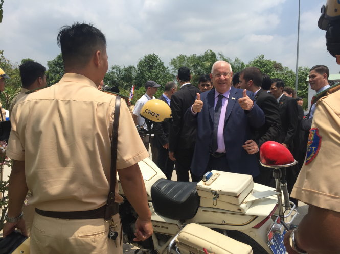 Tổng thống Israel Reuven Ruvi Rivlin vui vẻ thể hiện lời cảm ơn lực lượng chức năng Việt Nam hộ tống ông khi dến thăm trại bò sữa - Ảnh: MINH TRUNG