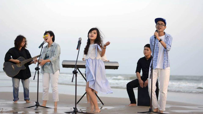 Các thành viên nhóm Zone quay MV tại biển Vũng Tàu - Ảnh: NVCC