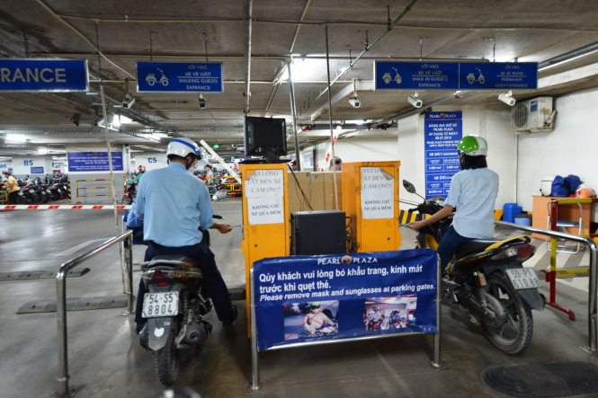 Hai bãi xe với hình thức đầu tư khác nhau nhưng quy định giá giữ xe gần như bằng nhau là không phù hợp. Trong ảnh: bãi giữ xe tại một trung tâm thương mại ở quận Bình Thạnh (TP.HCM) - Ảnh: Lê Phan