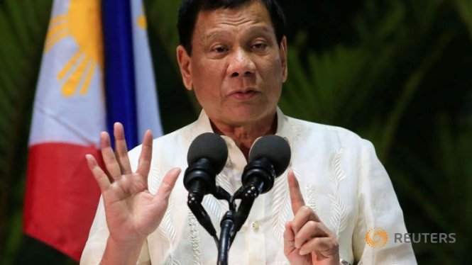 Biểu cảm của ông Duterte khi trả lời các câu hỏi trong một cuộc họp báo tại sân bay quốc tế ở Manila ngày 23-3 - Ảnh: Reuters