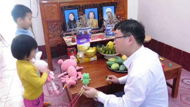 Anh Đức cùng hai con thơ thoát chết sau vụ sập nhà - Ảnh: Quang Thế