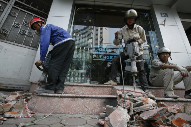 Hà Nội đập bỏ hàng hoạt bậc tam cấp nhà dân vi phạm vỉa hè - Ảnh: Nam Trần
