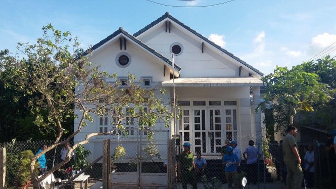 Lực lượng công an phong tỏa, điều tra hiện trường vụ án mạng - Ảnh: Hoài Thương
