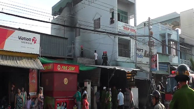 Cán bộ, chiến sĩ và nhân dân thị trấn Phú Mỹ đã kịp thời lại chữa cháy căn nhà cho bà cụ - Ảnh: Bửu Đấu