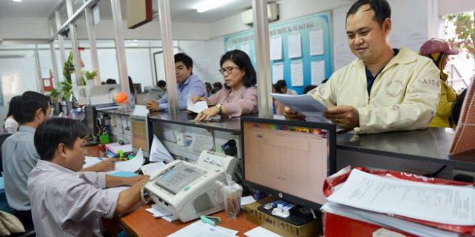 Trường hợp hợp thức hóa nhà, đất và chuyển mục đích sử dụng đất lớn hơn hạn mức tại Q.Bình Thạnh (từ
160m2 trở lên) đang bị ách lại, chờ UBND TP ban hành hệ số k cho năm 2017. Trong ảnh: người dân đi làm
hồ sơ tại Chi cục Thuế Q. Bình Thạnh (TP.HCM) - Ảnh: DUYÊN PHAN