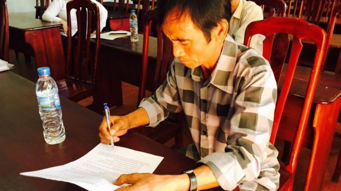 Ông Huỳnh Văn Nén (giữa) cung hai con trai là Huỳnh Thành Công (trái) và Huỳnh Thành Lượng (phải) đến TAND tỉnh Bình Thuận sang 27-3 - Ảnh: NG.NAM
