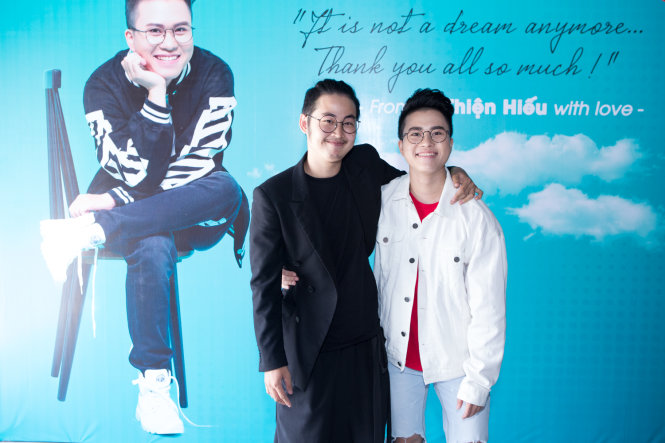 Trần Phương, một thí sinh tại Sing my song, đến chia vui cùng Lê Thiện Hiếu - Ảnh: Trần Khang