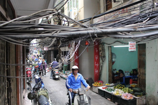 Hệ thống dây điện chằng chịt dọc theo con ngõ Văn Chương, Đống Đa, Hà Nội đang trong quá trình nâng cấp đưa lên cao - Ảnh : CHÍ TUỆ