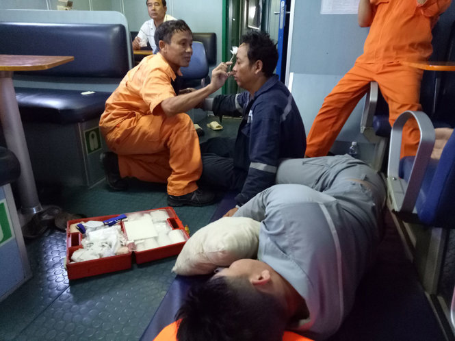 Hai thuyền viên tàu Hải Thành 26 được chăm sóc sau khi được cứu sống  - Ảnh: Vietnam MRCC