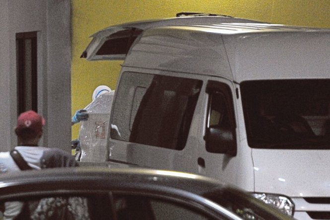 Chiếc hòm được cho là mang thi thể ông Kim Jong Nam được đưa vào bệnh viện Kuala Lumpur tối 27-3 - Ảnh: NST