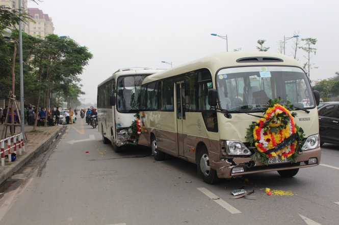 Chiếc xe đưa tang, sau khi va chạm với một loạt xe, đã đâm vào đuôi một xe khác trong đoàn xe tang - ảnh: Chí Tuệ