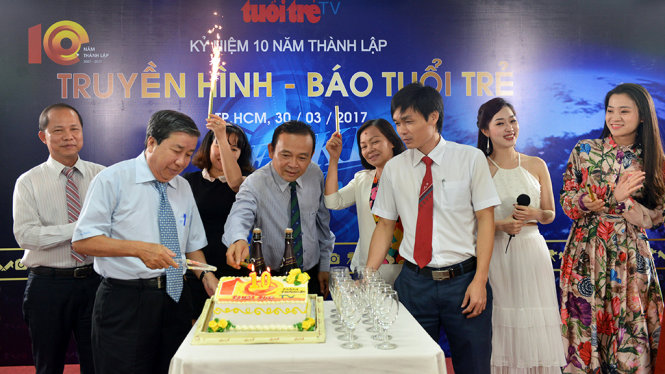 Đại diện báo Tuổi Trẻ cắt bánh kem kỷ niệm Truyền hình Tuổi Trẻ tròn 10 tuổi - Ảnh: DUYÊN PHAN