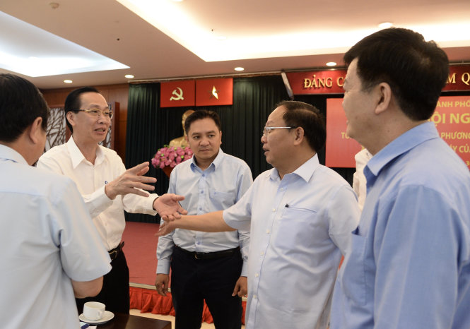 Các đại biểu trò chuyện bên lề hội nghị - Ảnh: Tự Trung