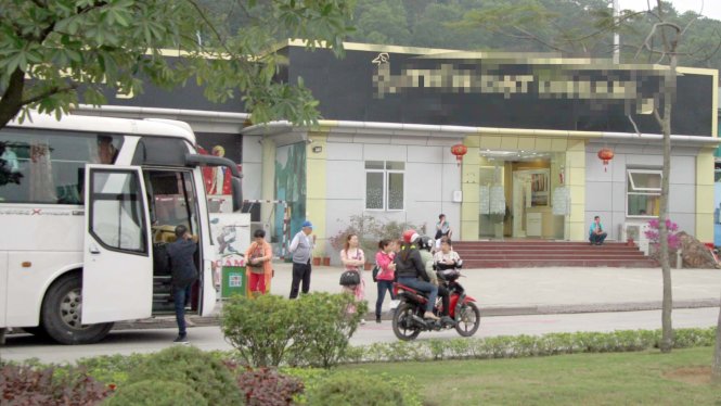 Một điểm bán hàng chuyên phục vụ khách Trung Quốc tại phường Hà Khẩu, TP Hạ Long - Ảnh: Đức Hiếu