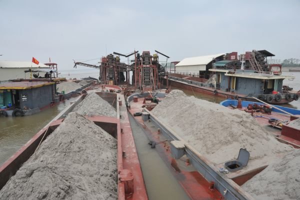 Các phương tiện khai thác cát trái phép trên sông Hồng bị tạm giữ - Ảnh: C67.